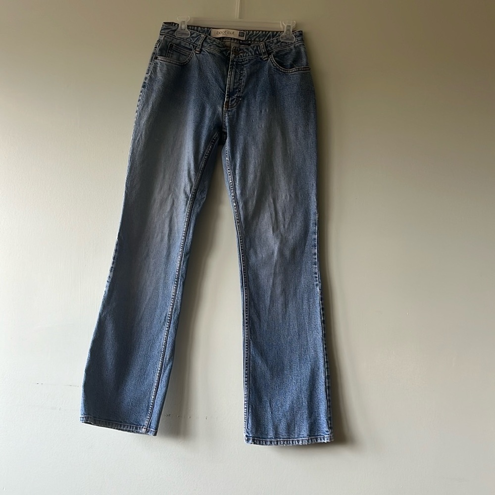 Women’s boot cut Gap jeans light wash. Size 6R. Thick cotton vintage feel.